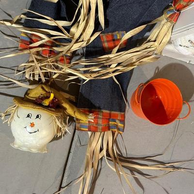 LARGE COLLECTION OF EASTER DECORATIONS PLUS A SCARE CROW