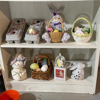 LARGE COLLECTION OF EASTER DECORATIONS PLUS A SCARE CROW