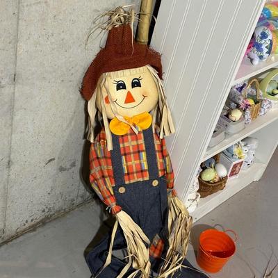 LARGE COLLECTION OF EASTER DECORATIONS PLUS A SCARE CROW