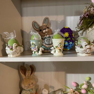 LARGE COLLECTION OF EASTER DECORATIONS PLUS A SCARE CROW