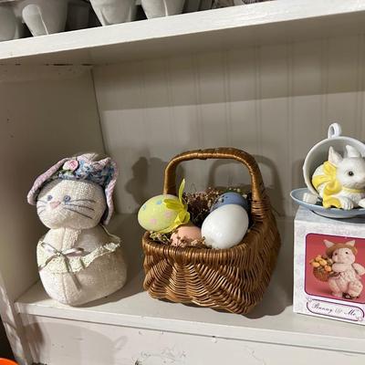 LARGE COLLECTION OF EASTER DECORATIONS PLUS A SCARE CROW