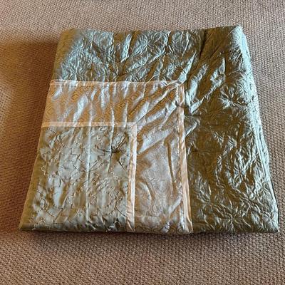 QUEEN SIZE COMFORTER, BLANKET, SHAMS AND THROW PILLOWS