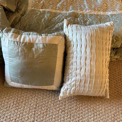 QUEEN SIZE COMFORTER, BLANKET, SHAMS AND THROW PILLOWS