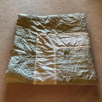 QUEEN SIZE COMFORTER, BLANKET, SHAMS AND THROW PILLOWS