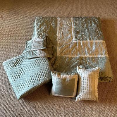 QUEEN SIZE COMFORTER, BLANKET, SHAMS AND THROW PILLOWS