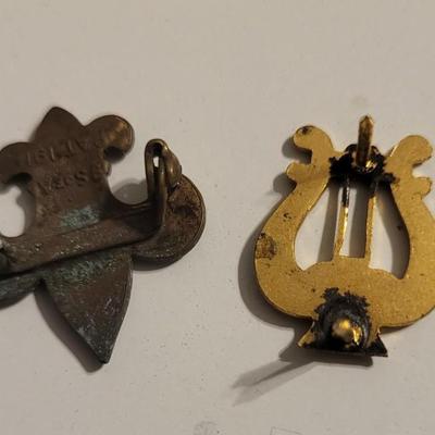 A COLLECTION OF PINS AND MEDALS PLUS WORKING TIMEX WATCH