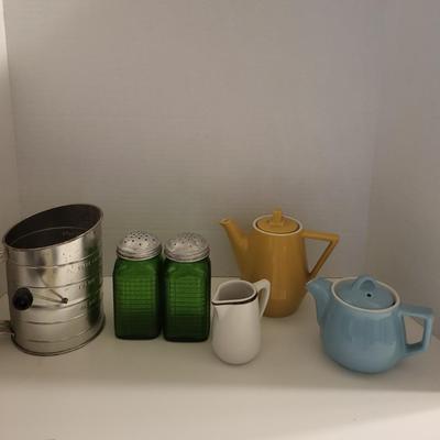 HALL TEAPOTS & OTHER VINTAGE KITCHEN ITEMS