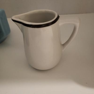 HALL TEAPOTS & OTHER VINTAGE KITCHEN ITEMS