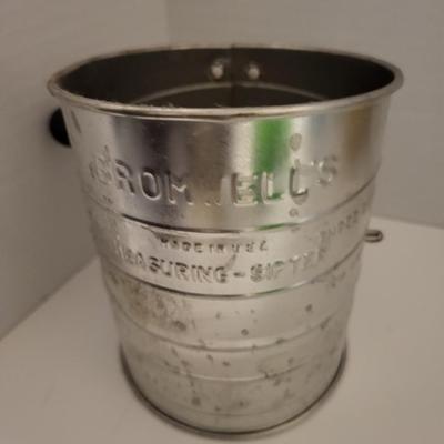 HALL TEAPOTS & OTHER VINTAGE KITCHEN ITEMS