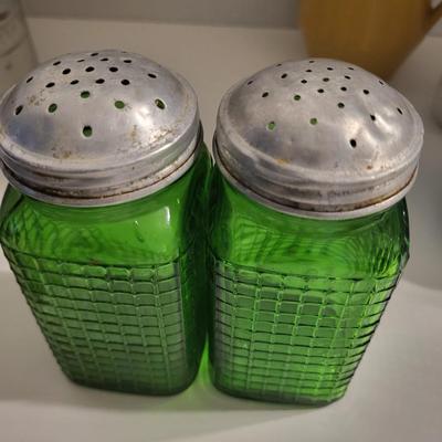 HALL TEAPOTS & OTHER VINTAGE KITCHEN ITEMS