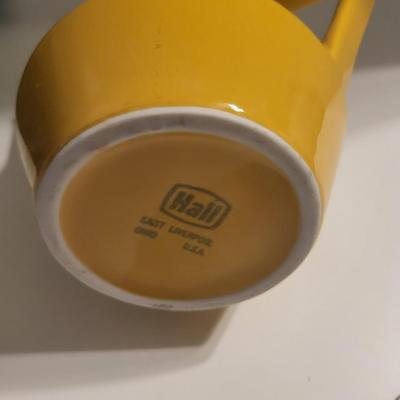 HALL TEAPOTS & OTHER VINTAGE KITCHEN ITEMS
