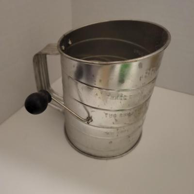 HALL TEAPOTS & OTHER VINTAGE KITCHEN ITEMS