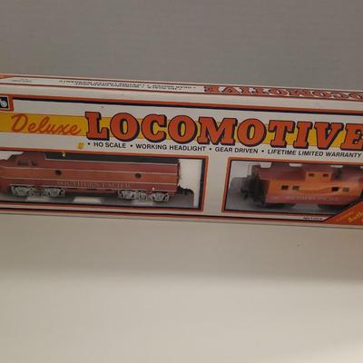 LIFE-LIKE DELUXE POWER DRIVE LOCOMOTIVE AND TRAIN CARS