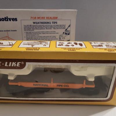 LIFE-LIKE DELUXE POWER DRIVE LOCOMOTIVE AND TRAIN CARS