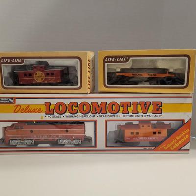 LIFE-LIKE DELUXE POWER DRIVE LOCOMOTIVE AND TRAIN CARS