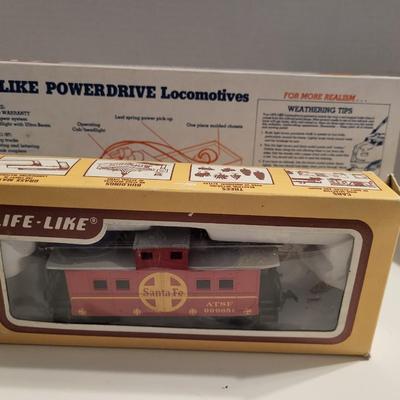 LIFE-LIKE DELUXE POWER DRIVE LOCOMOTIVE AND TRAIN CARS