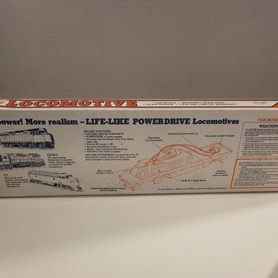 LIFE-LIKE DELUXE POWER DRIVE LOCOMOTIVE AND TRAIN CARS