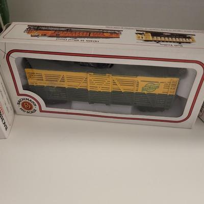 LIGHTED SPLIT LEVEL HOUSE & BACHMANN 3 PIECE TRAIN CARS