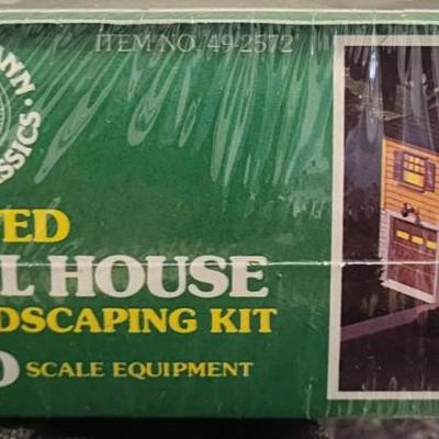 LIGHTED SPLIT LEVEL HOUSE & BACHMANN 3 PIECE TRAIN CARS