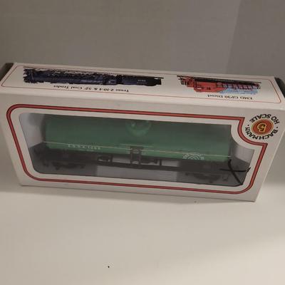 LIGHTED SPLIT LEVEL HOUSE & BACHMANN 3 PIECE TRAIN CARS