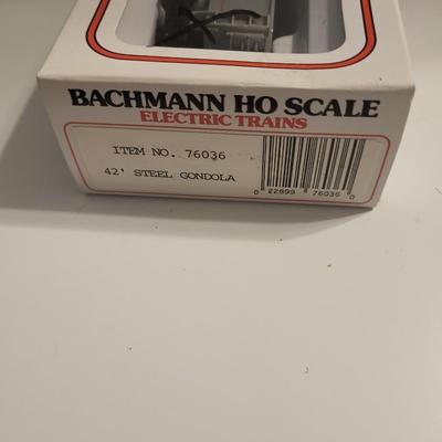 LIGHTED SPLIT LEVEL HOUSE & BACHMANN 3 PIECE TRAIN CARS