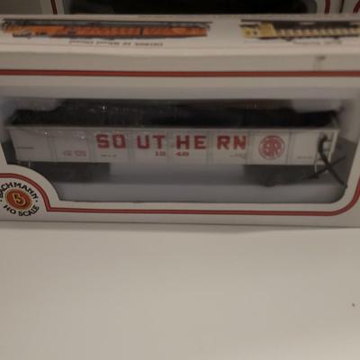 LIGHTED SPLIT LEVEL HOUSE & BACHMANN 3 PIECE TRAIN CARS