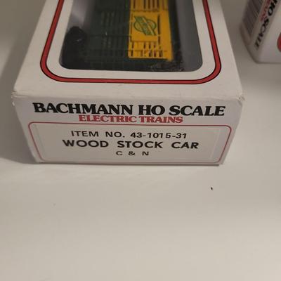 LIGHTED SPLIT LEVEL HOUSE & BACHMANN 3 PIECE TRAIN CARS