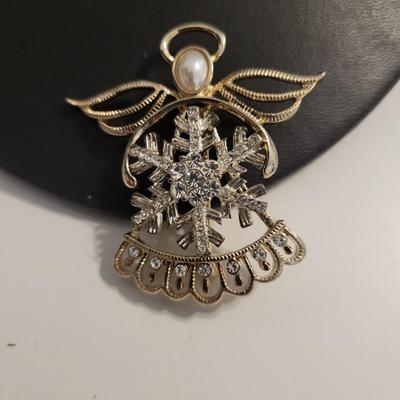 4 WONDERFUL BROOCHES