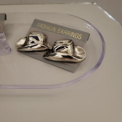 ASSORTMENT OF PIERCED EARRINGS