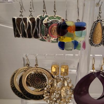ASSORTMENT OF PIERCED EARRINGS