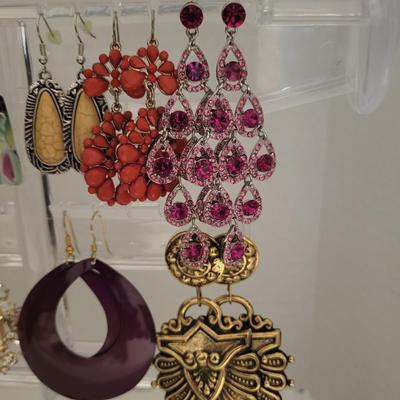 ASSORTMENT OF PIERCED EARRINGS