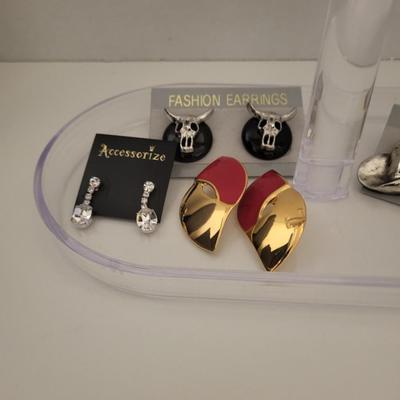 ASSORTMENT OF PIERCED EARRINGS