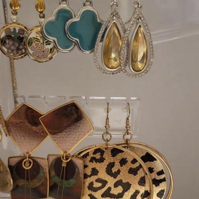 GREAT VARIETY OF PIERCED EARRINGS