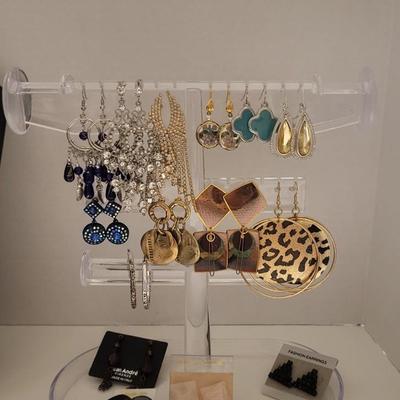 GREAT VARIETY OF PIERCED EARRINGS