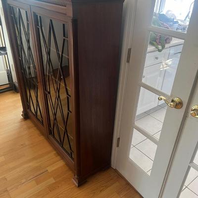 Vintage Display Cabinet with Key (DR-MG)