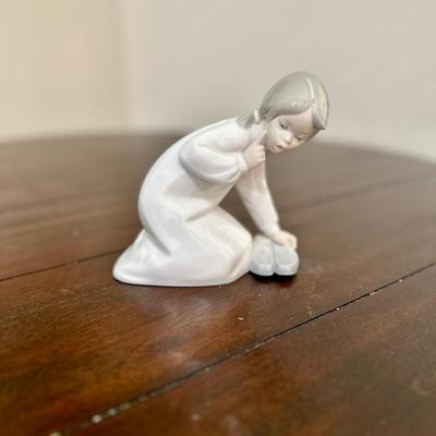 Lladro Little Girl With Slippers 4523