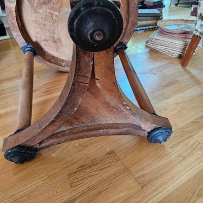 Round Top Tri-Leg Table (LR-JS)