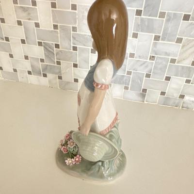 Lladro #1285 Dropping the Flowers figurine