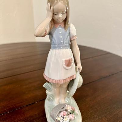 Lladro #1285 Dropping the Flowers figurine