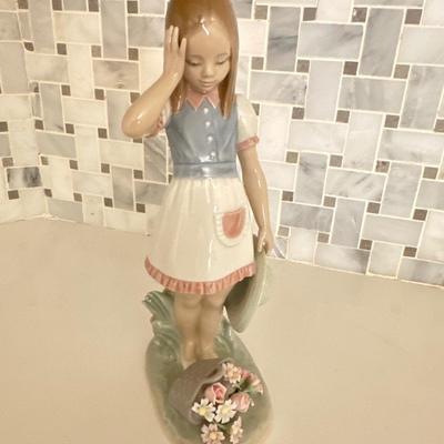 Lladro #1285 Dropping the Flowers figurine