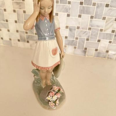 Lladro #1285 Dropping the Flowers figurine