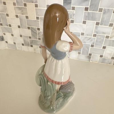 Lladro #1285 Dropping the Flowers figurine