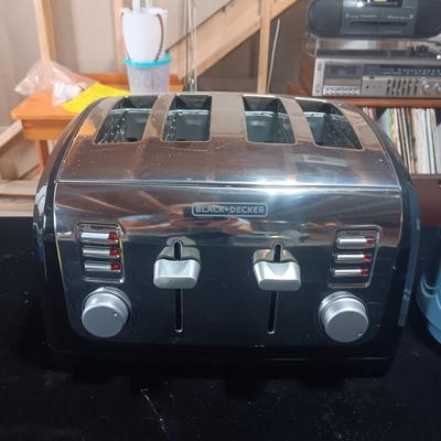 LIKE NEW 4 SLICE TOASTER WITH CARAFE AND THERMOS