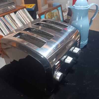 LIKE NEW 4 SLICE TOASTER WITH CARAFE AND THERMOS