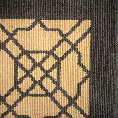AREA RUG 96 x 119