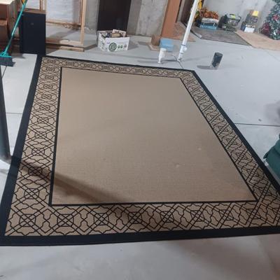 AREA RUG 96 x 119
