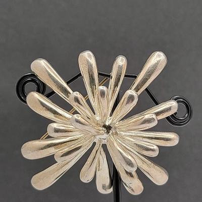 3-D Floral/Firework Burst Brooch 32.4gr