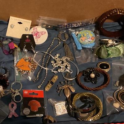 Box lot 104j lots of random jewelry, necklaces, bracelets, earrings etc.
