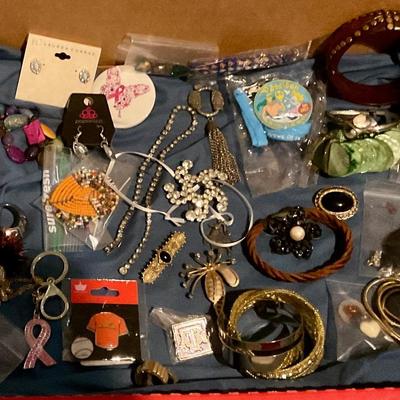 Box lot 104j lots of random jewelry, necklaces, bracelets, earrings etc.