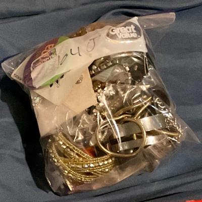Box lot 104j lots of random jewelry, necklaces, bracelets, earrings etc.